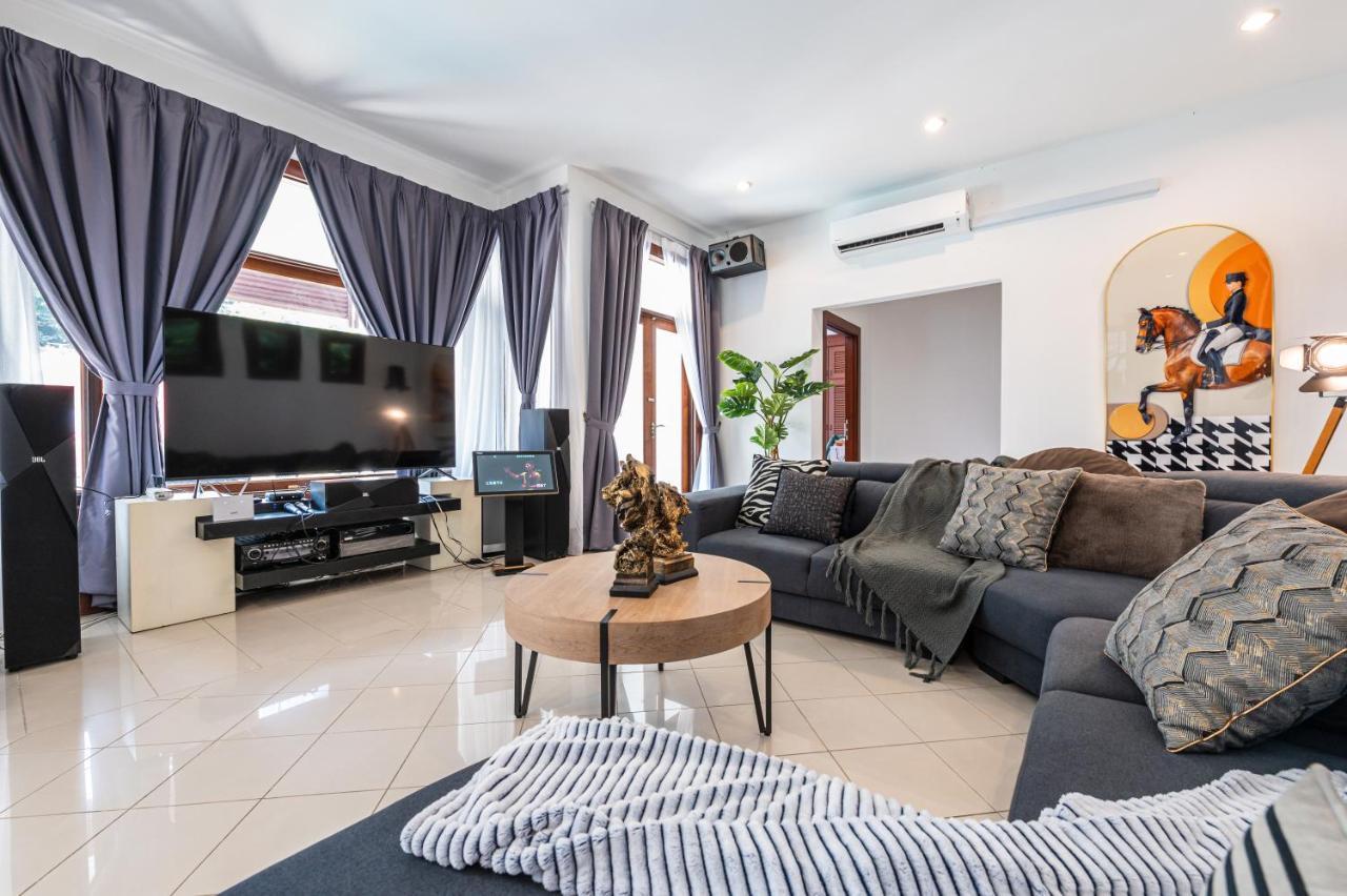 Vila Tropical Bliss Luxe 5br 30pax Private Pool Kl By Verano